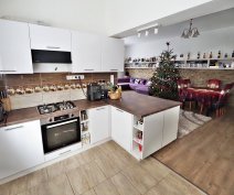 3 ker Czetz János utcában 258 m2 7+1 szobás felújított ház eladó