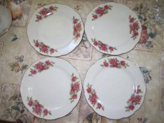 4 db virágos porcelántányér egyben