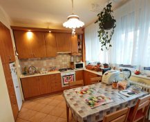 Ajkán a városközpontban 66 nm-es, erkélyes lakás eladó.