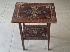 Antik, díszesen faragott, népi motívumos, kétszintes lerakóasztal