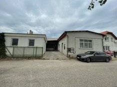 Balatonalmádiban eladó egy utcai bejáratos ipari-kereskedelmi ingatlan
