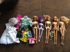 Barbie babák ruhákkal