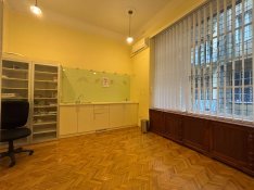 Belvárosban, Deák térnél kiadó orvosi rendelőnek, kozmetikának, irodán