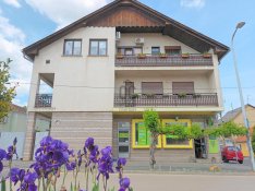 Belvárosi, frekventált helyen lévő, többgenerációs családi ház eladó