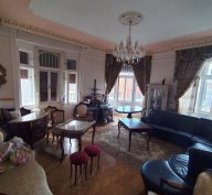 Belvárosi polgári elegancia kínai selyemmel, panorámás nappalival