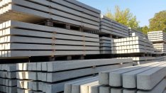 Betonoszlop paneles kerítés vadháló fém oszlop drótkerítés szögesdrót