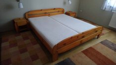 Borovi fenyő ágy éjjeli szekrénnyel