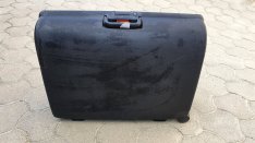 Carlton nagyméretű fekete műanyag strapabíró gurulós számzáras bőrönd