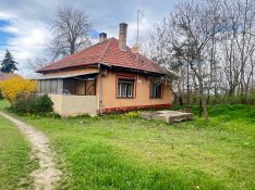 Cegléden a Fürdő közelében 2 szobás családi ház eladó