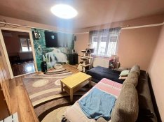 Csemő-Zöldhalom központjában 4 szobás családi ház eladó