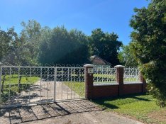 Csérben horgásztavakkal, családi házzal, erdővel és kerttel ház eladó