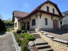 Csolnokon újszerű ház eladó.