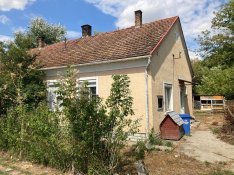D-2328 Város szélén iker családi ház eladó