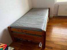 Egy személyes fenyő ágykeret és matrac neked, vagy a vendégednek