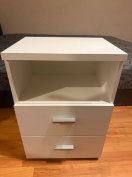 Éjjeliszekrény Fehér, Modern Kialakítású, Két Fiókkal És Polccal