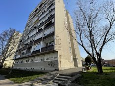 Eladó 2. emeleti lakás Gyöngyösön, a Mérges úton  két erkéllyel, kivá