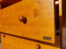 Eladó egy 3 fiókos Faktum fenyő pelenkázó komód. Brandon áruházban vol