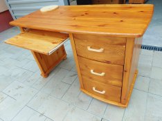 Eladó egy 3 fiókos fenyő íróasztal. Bútor szép állapotú. Méretek: 11