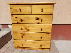 Eladó egy 6 fiokos fenyő komód. Bútor jó állapotú , nem karcos. Mére