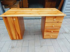 Eladó egy Claudia 4 fiókos , polcos fenyő íróasztal. RS bútor