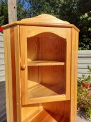 Eladó egy Sarok Vitrines fenyő szekrény, tálaló. Bútor szép,Újszerű á