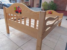 Eladó egy állítható hosszúságú (leesésgátlós) tömör fenyő gyerekágy. K