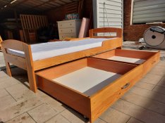 Eladó egy fenyő gyerekágy 2db ágynemütartoval, leesésgátlóval + matrac