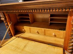 Eladó egy nagyon impozáns, régi komód , Szekreter kemény fából Bútor