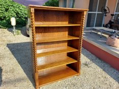 Eladó egy nagyon szép állapotú koloniál könyves polc Méretek: 110 cm