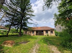 Eladó gondoskodást igénylő ház Parádsasvár szívében, a kastélyszállótó