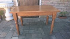 Étkező asztal esztergált lábú fenyő asztal 120x70