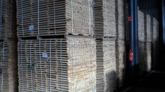 Faraktári dolgozó és targoncavezető