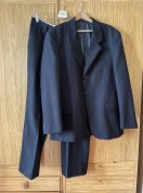 Fekete csíkos férfi öltöny, 48-as/M méret (zakó + nadrág)