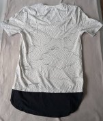 Fekete-fehér, aszimmetrikus hosszított póló