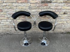 Fekete forgó háttámlás bárszék, bárszékek egyben  