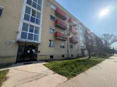 Felújítandó erkélyes kis garzonlakás Tatabányán