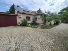 Felújított, napelemes, 3 szobás kockaház dupla garázzsal