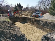 Gépi földmunka Bobcat homlokrakodóval& minikotróval