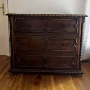 Gyönyörű, jó állapotú koloniál komód, az elegáns rendszerezéshez