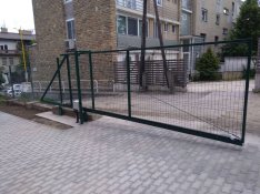 Kerítés és kertkapu telepítés az alapozástól az automatizálásig
