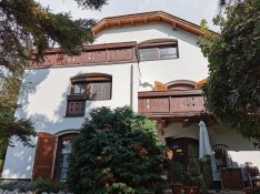 Kesztölcön panorámás 6 szobás 3 szintes jó állapotú családi ház eladó