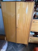 Két ajtós ruhás szekrény