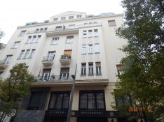 Két önálló lakásra szétválasztott, V. Október 6. utcában