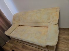 Kihúzható, kétszemélyes kanapé világos, mintás kivitel