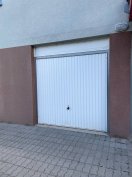 Kiváló adottságokkal rendelkező garázs fiatal építésű társasházban ela
