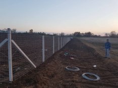 Kompletten kerítés építés betonoszlop vadháló drótháló drótfonat drót