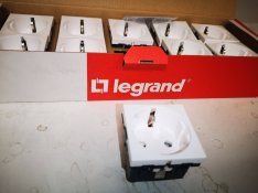 Legrand mosaic konnektor, padlódoboz