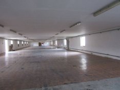 M1 -től 15 km -re, kiadó Oroszlányon 730 m2 raktár, műhely