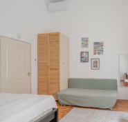 Magas (251 cm) fenyőfa ajtajú gardrób szekrény eladó