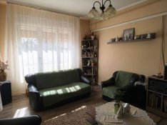 Makó Balaton utcán 4 szobás+ nappalis igényesen felújított előkertes,